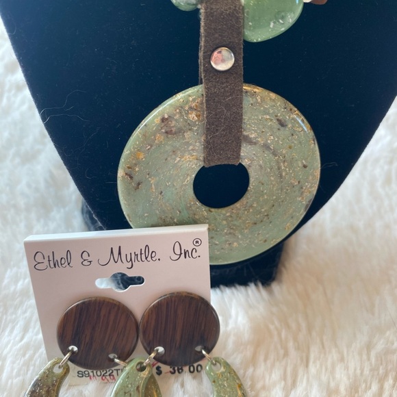 Ethel & Myrtle Chunky necklace and earrings - Picture 10 of 11